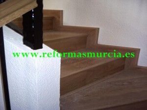 Escalera forrada en madera